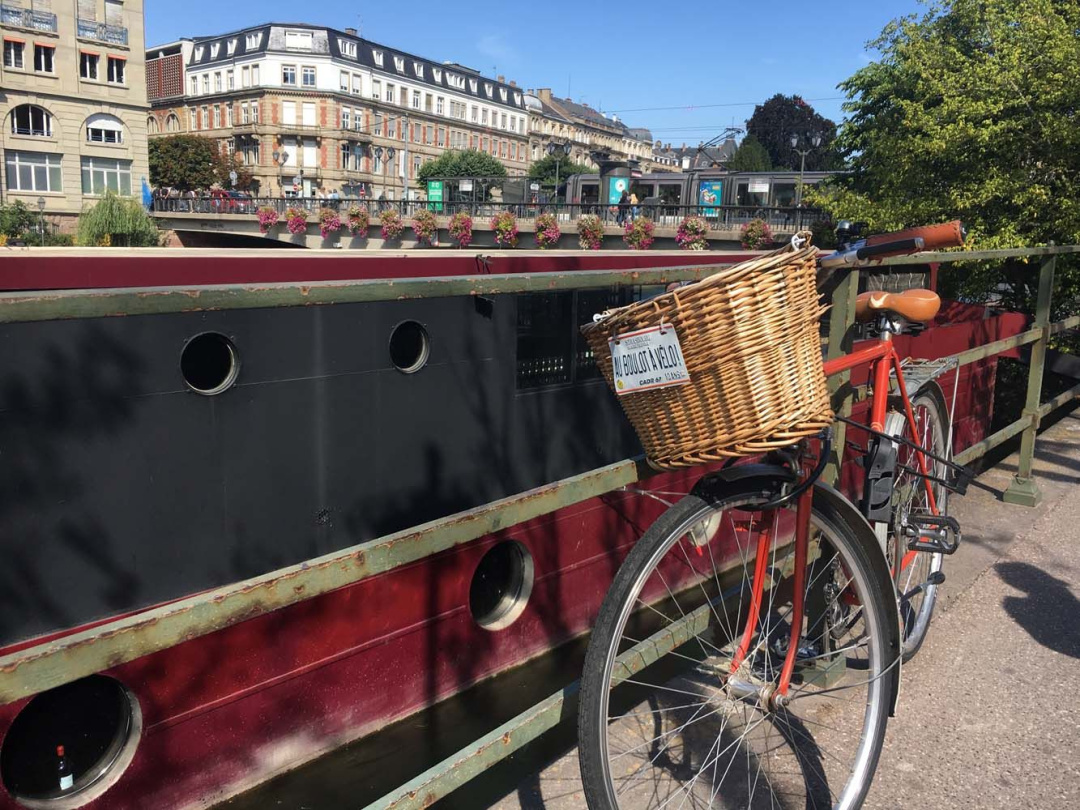vélo appuyé contre un péniche