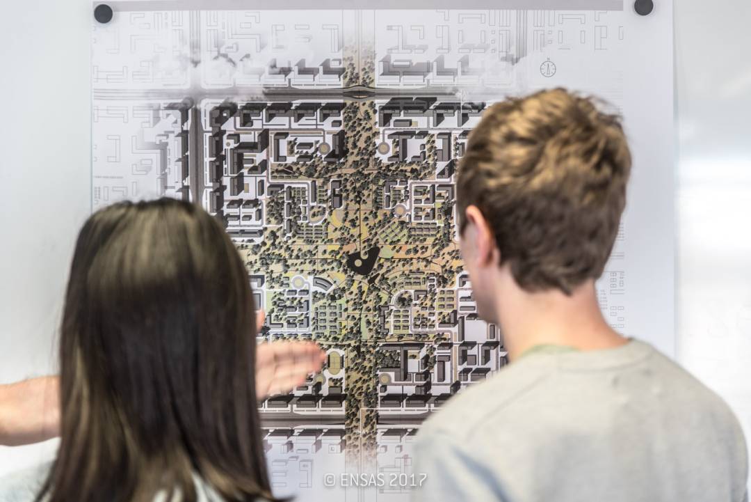 étudiants devant une planche