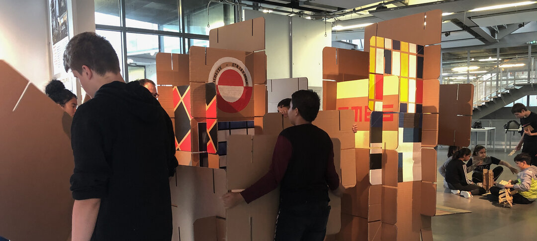 les collégiens installent leur exposition